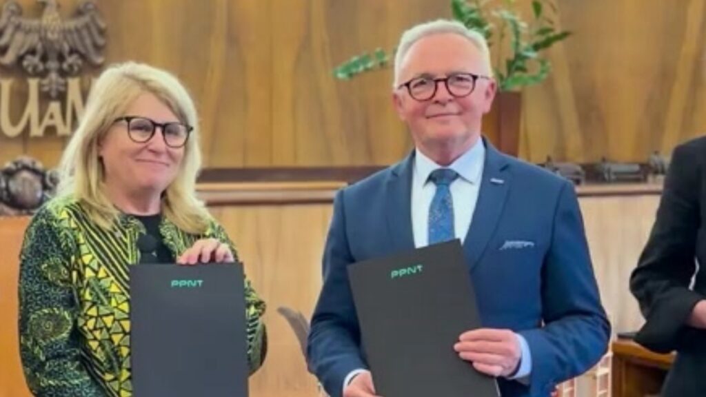 Przedstawiciele UAM i PPNT z podpisanym listem intencyjnym