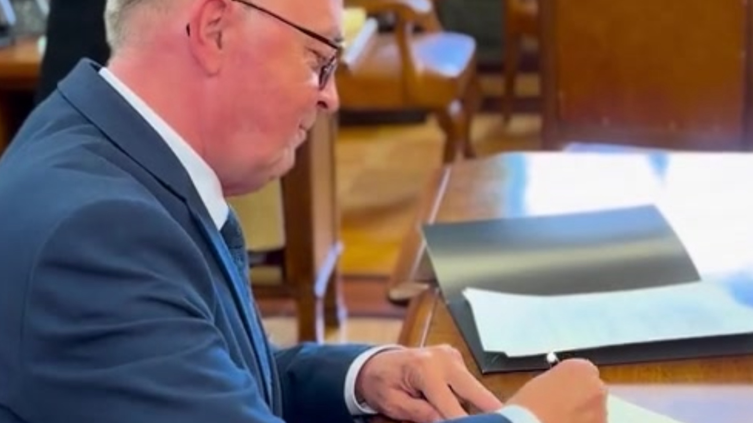Prof. Hieronim Maciejewski podpisuje list intencyjny